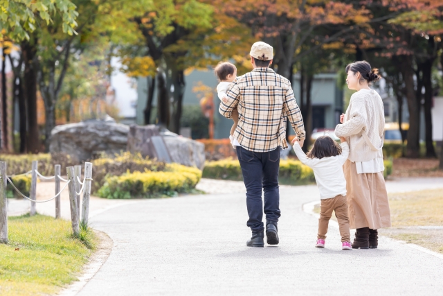 4人家族の後ろ姿