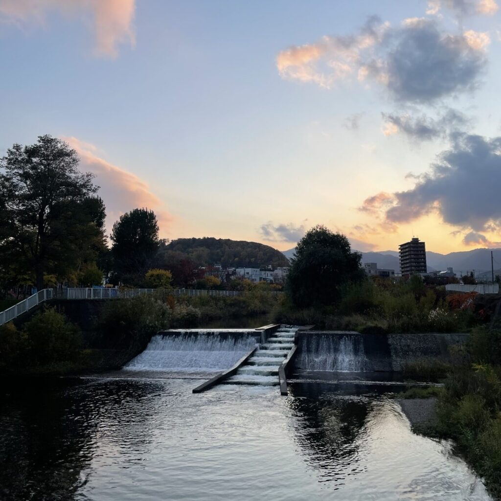 夕暮れ 川 ひらくイメージ